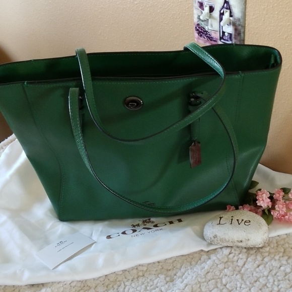 Coach Handbags - 🌻Beautiful Coach tote🌻